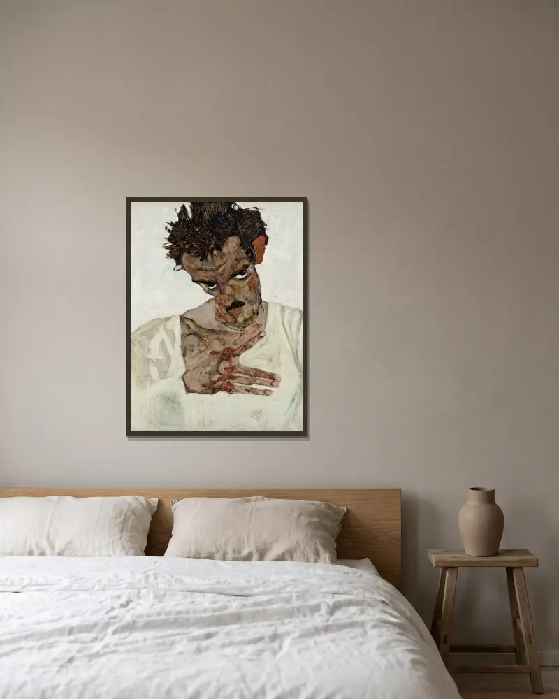 Selbstbildnis mit gesenktem Kopf von Egon Schiele gerahmt an einer Wand