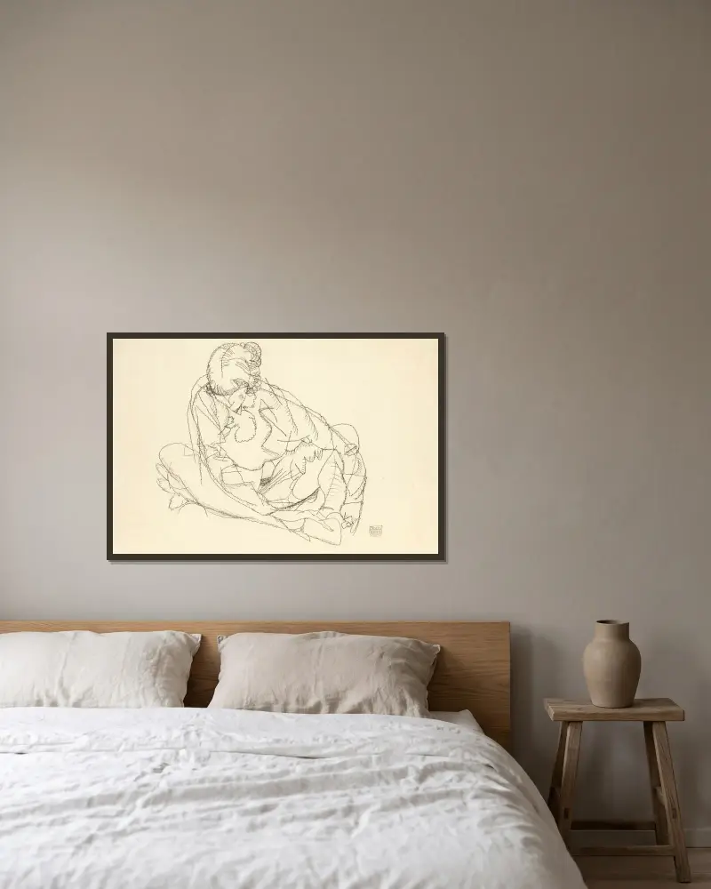 Sitzende mit gesenktem Kopf von Egon Schiele gerahmt an einer Wand
