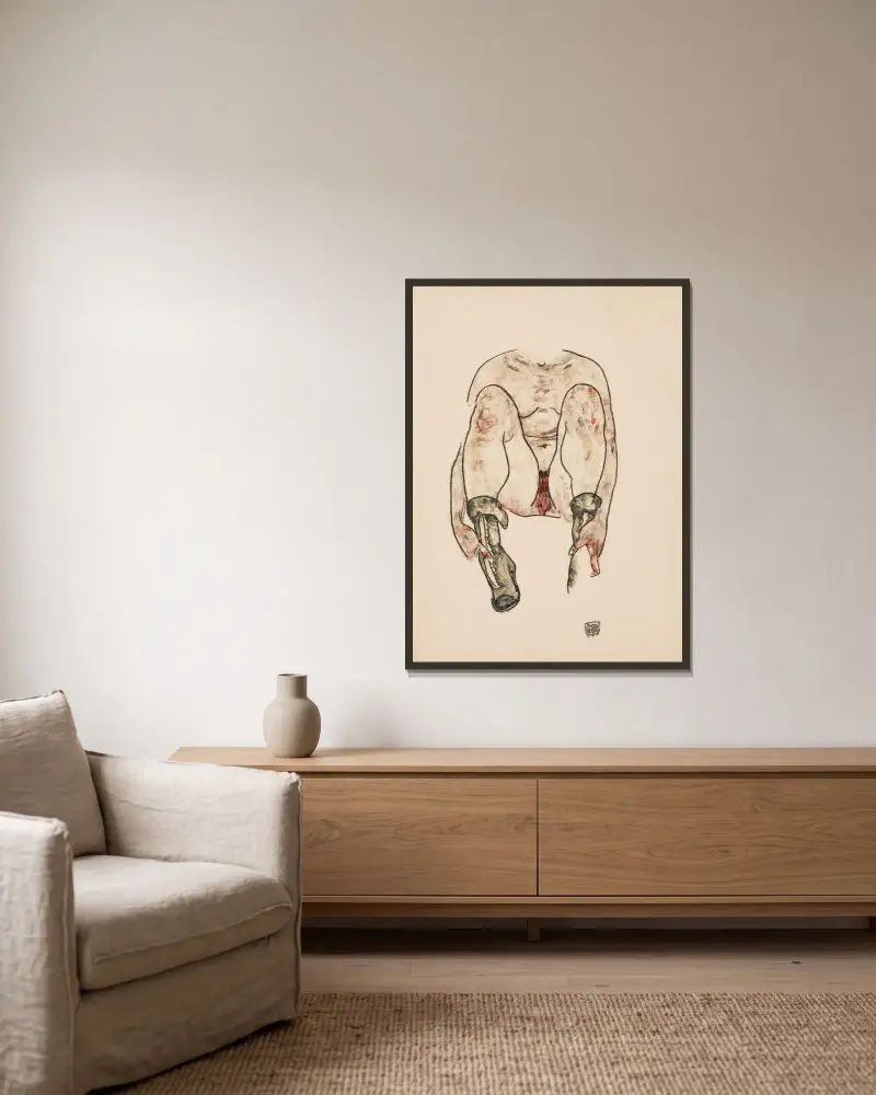 Sitzender weiblicher Akt mit grünen Stiefeln (Torso) av Egon Schiele inramad på en vägg