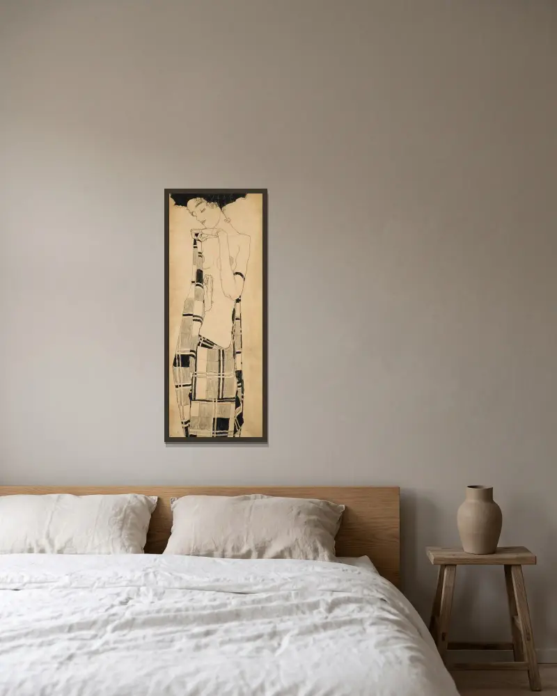 Stehendes Mädchen von Egon Schiele gerahmt an einer Wand