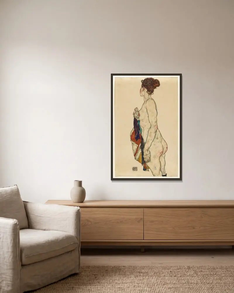 Stehender Akt mit gemustertem Mantel von Egon Schiele gerahmt an einer Wand
