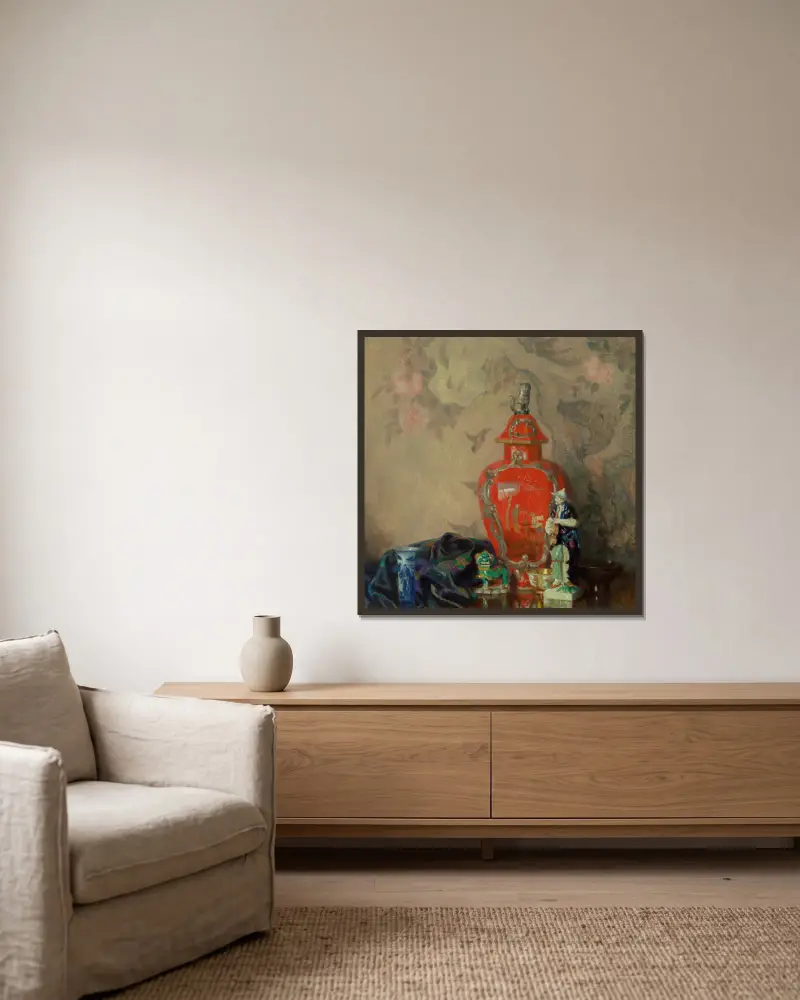 Stilleben med röd urna och asiatiska figurer av Emil Carlsen inramad på en vägg