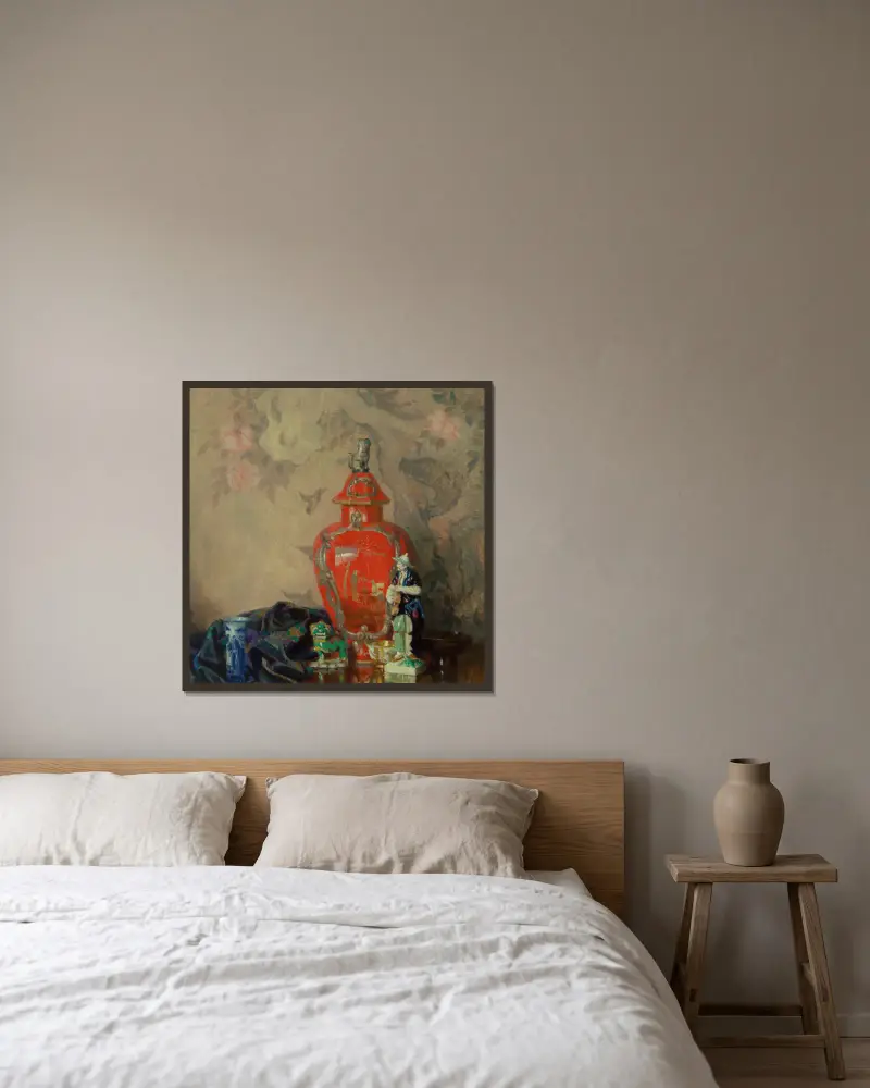 Stilleben med röd urna och asiatiska figurer av Emil Carlsen inramad på en vägg