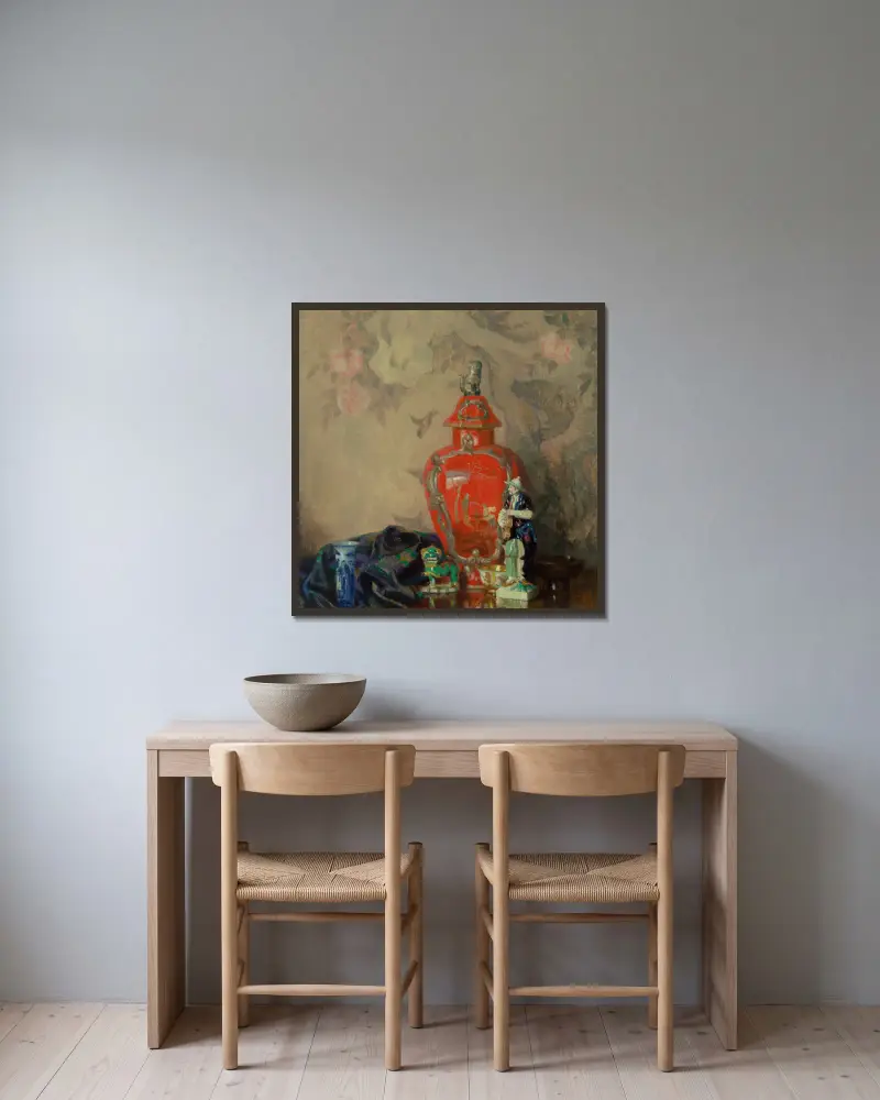 Stilleben med röd urna och asiatiska figurer av Emil Carlsen inramad på en vägg