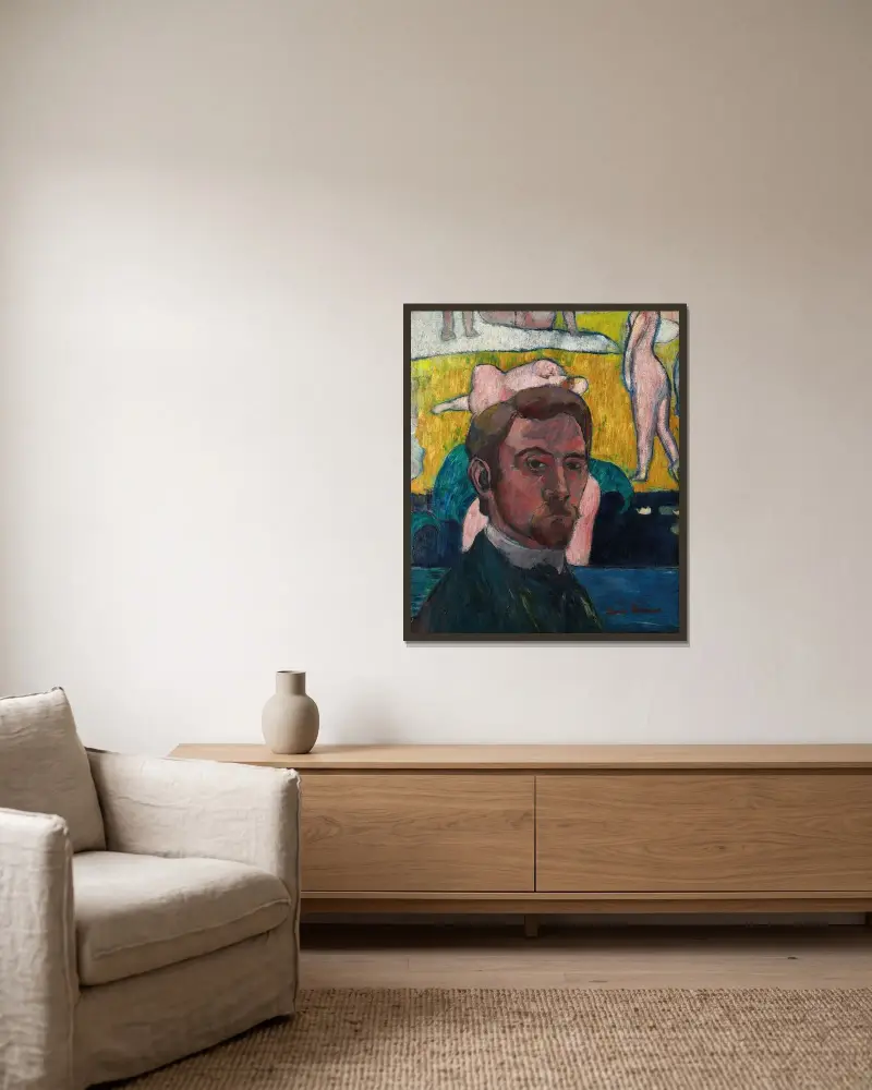 Självporträtt med tavlan 'Badande med röd ko' av Emile Bernard inramad på en vägg