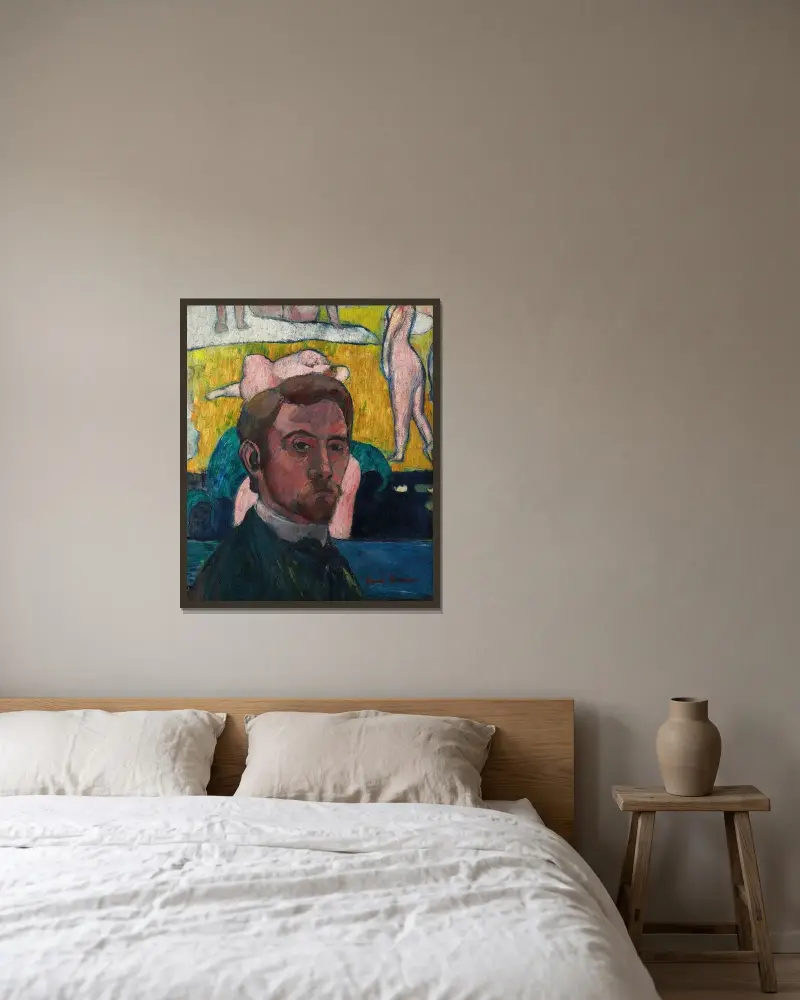 Självporträtt med tavlan 'Badande med röd ko' av Emile Bernard inramad på en vägg