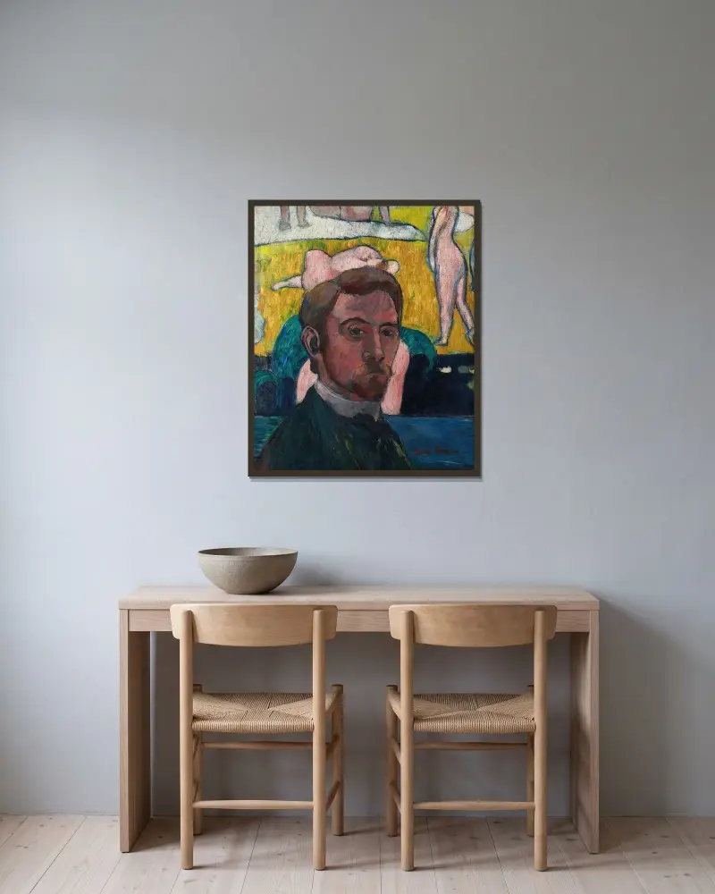 Självporträtt med tavlan 'Badande med röd ko' av Emile Bernard inramad på en vägg