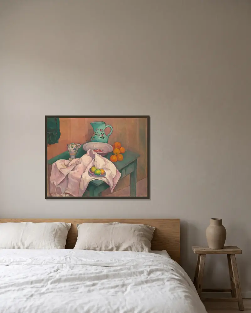 Stilleben (kanna, tallrik, frukt på utbredd servett) av Emile Bernard inramad på en vägg