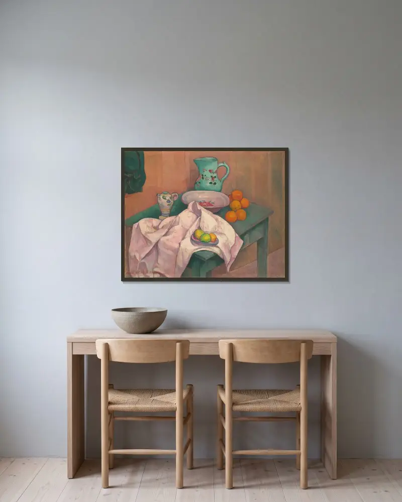 Stilleben (kanna, tallrik, frukt på utbredd servett) av Emile Bernard inramad på en vägg