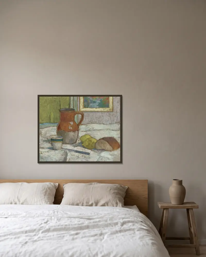 Stilleben med kanna och kopp av Emile Bernard inramad på en vägg