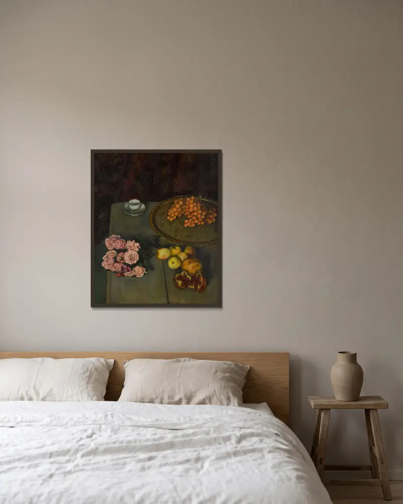 Stilleben med rosor och frukt av Emile Bernard inramad på en vägg