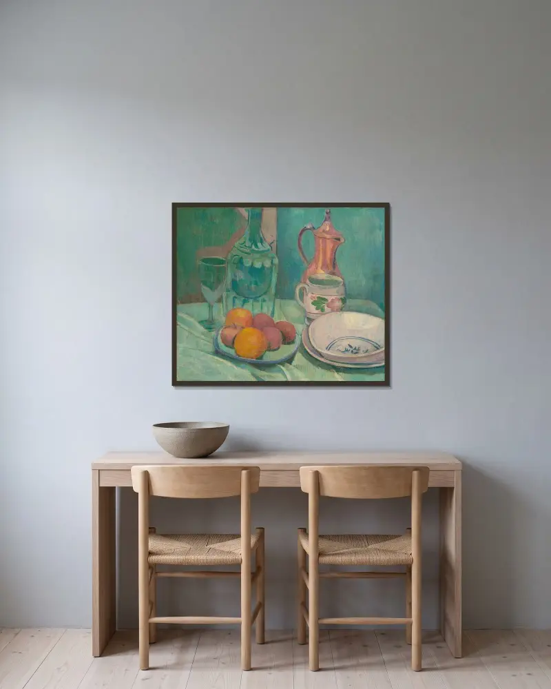 Stilleben (karaff, glas, frukt, tallrikar, kopp och kaffekanna) av Emile Bernard inramad på en vägg