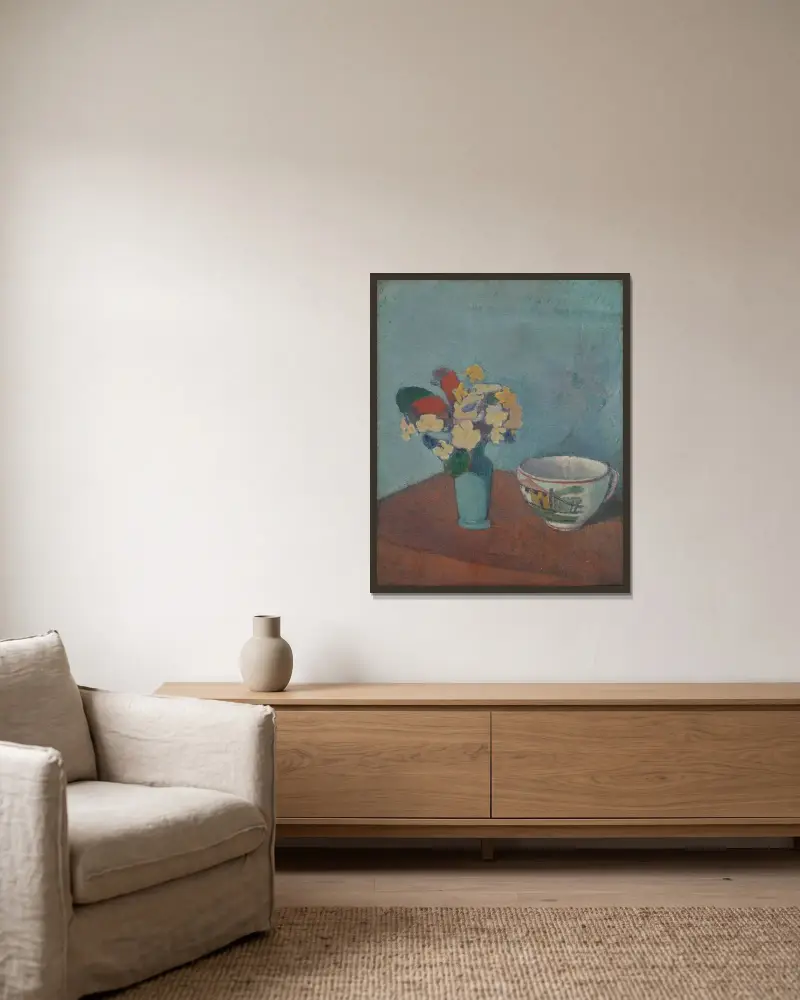 Vas med blommor och kopp av Emile Bernard inramad på en vägg