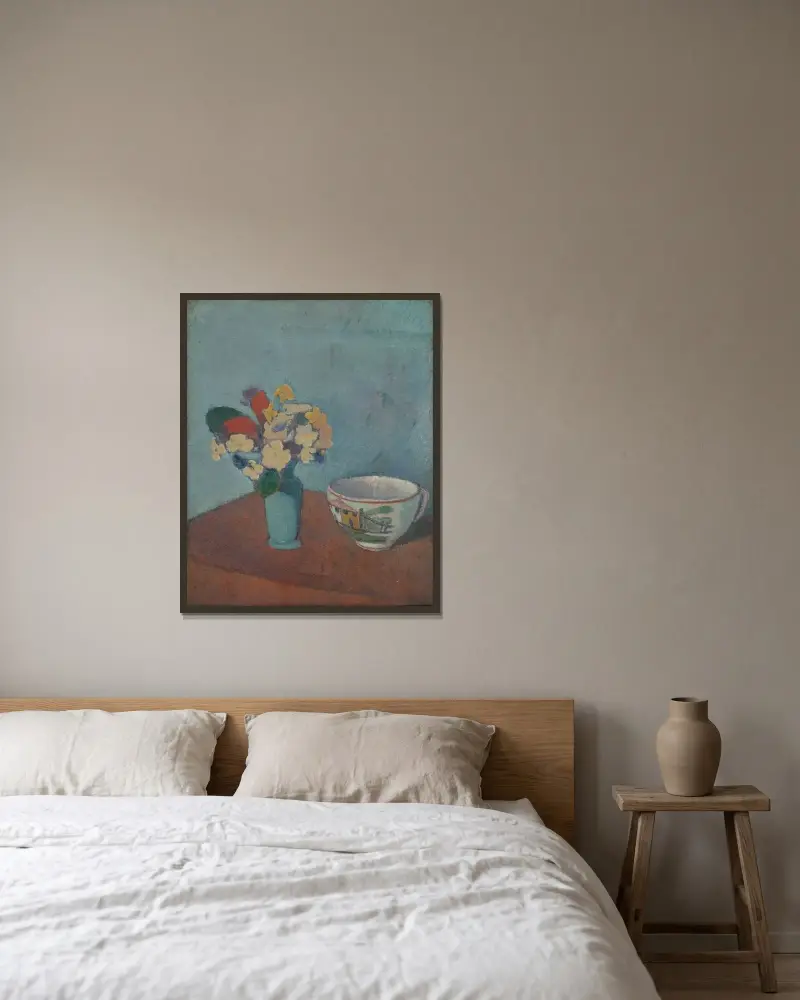 Vas med blommor och kopp av Emile Bernard inramad på en vägg