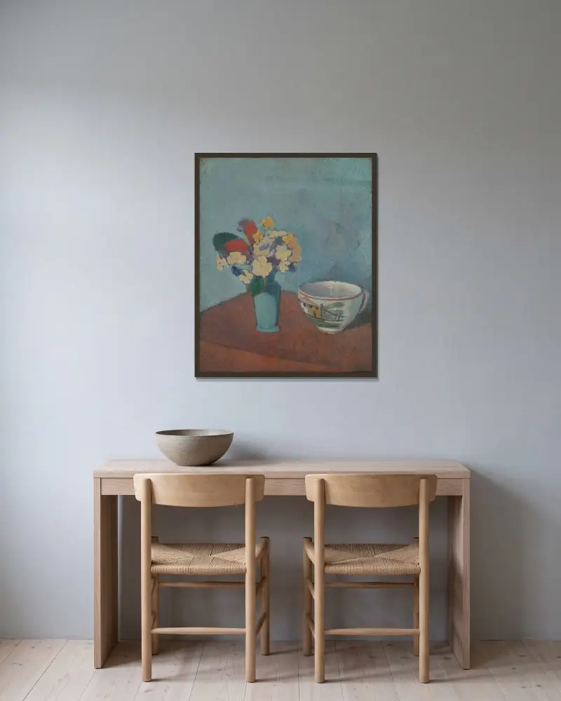 Vas med blommor och kopp av Emile Bernard inramad på en vägg