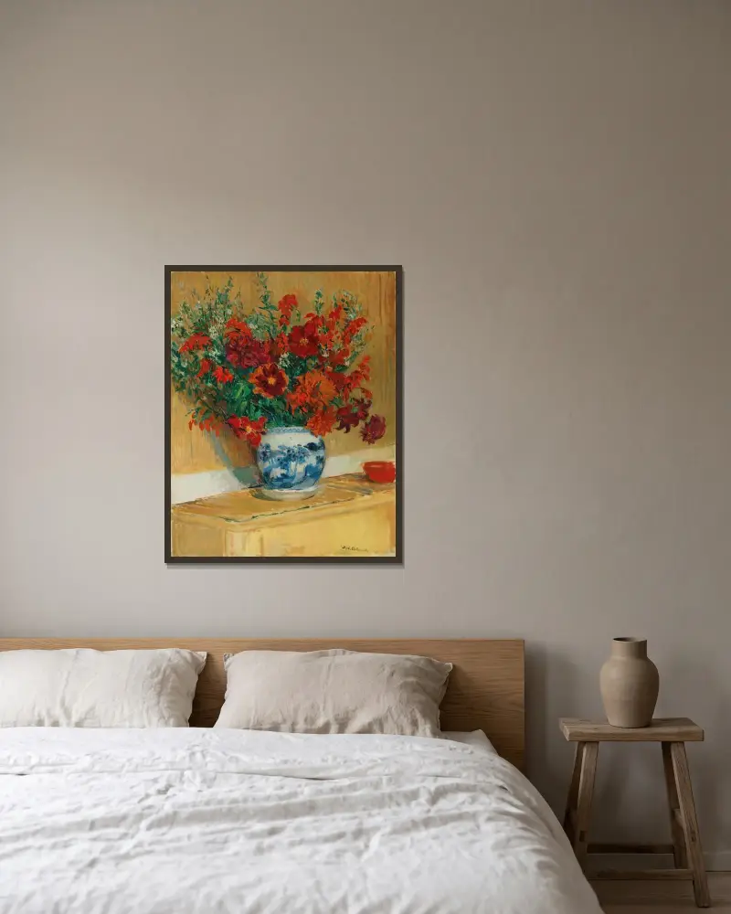 Blombukett i blå vas av Jacques-Émile Blanche inramad på en vägg
