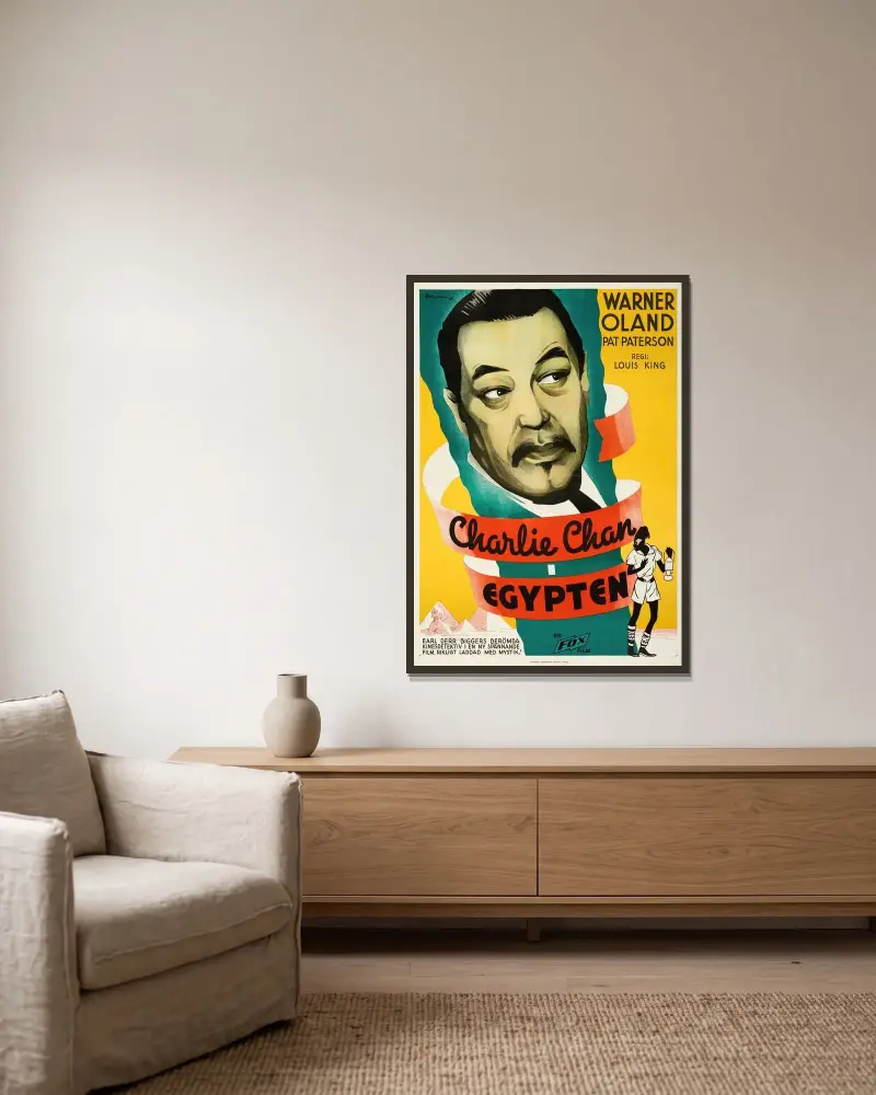Charlie Chan in Egypt av Eric Rohman inramad på en vägg