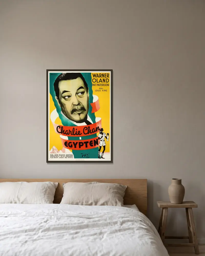 Charlie Chan in Egypt av Eric Rohman inramad på en vägg