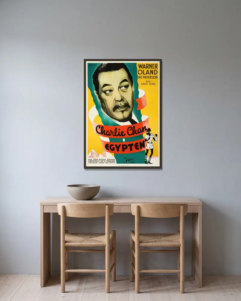 Charlie Chan in Egypt av Eric Rohman inramad på en vägg