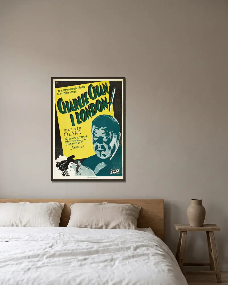 Charlie Chan in London av Eric Rohman inramad på en vägg