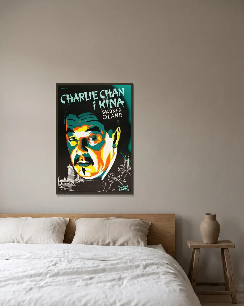 Charlie Chan in Shanghai av Eric Rohman inramad på en vägg