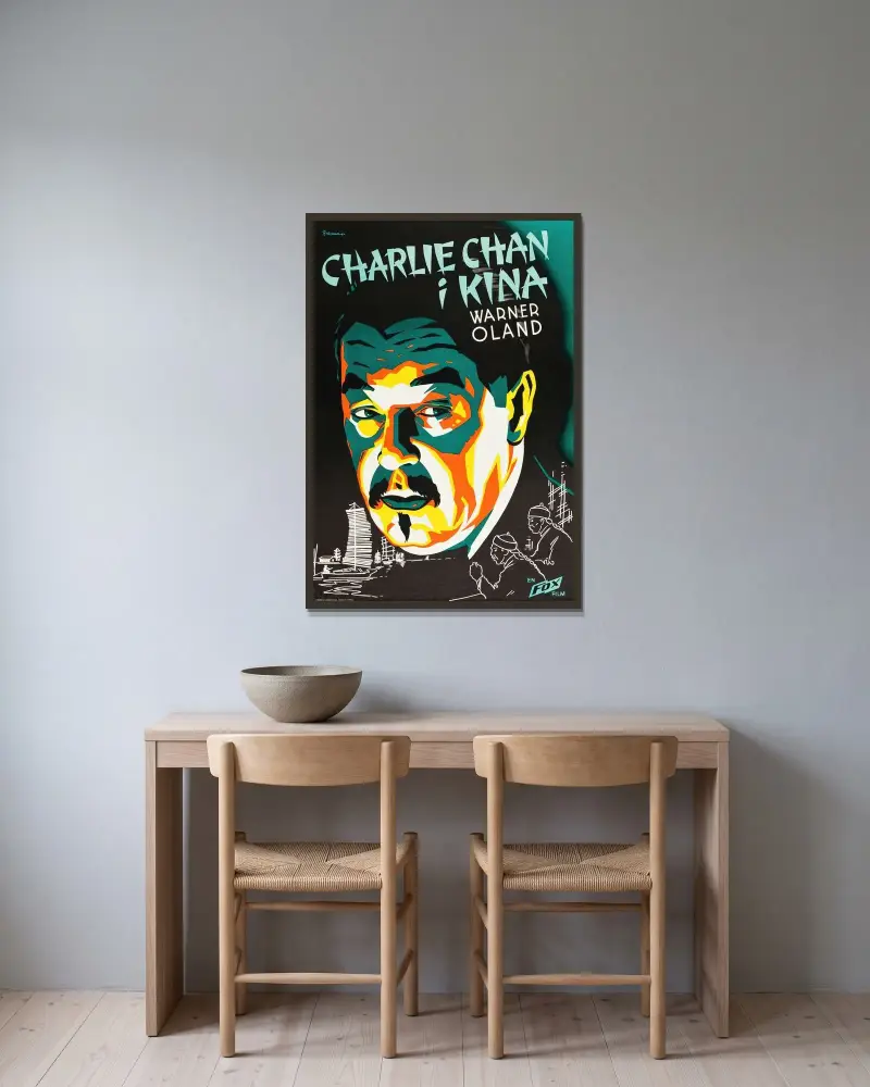 Charlie Chan in Shanghai av Eric Rohman inramad på en vägg