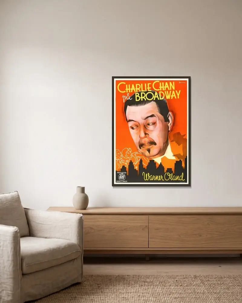 Charlie Chan on Broadway av Eric Rohman inramad på en vägg