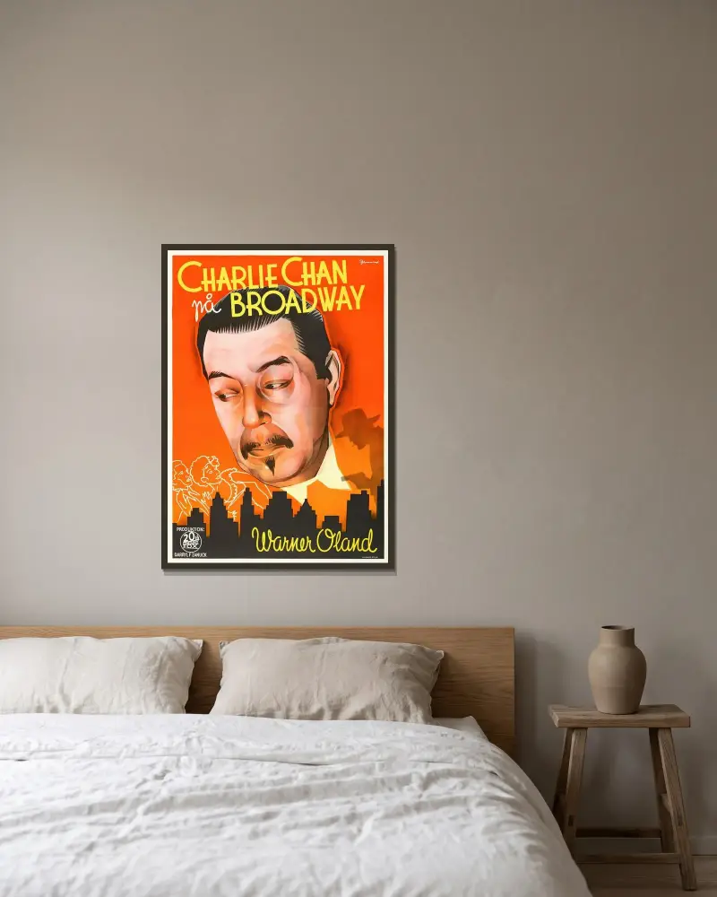 Charlie Chan on Broadway av Eric Rohman inramad på en vägg
