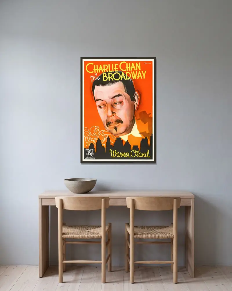 Charlie Chan on Broadway av Eric Rohman inramad på en vägg
