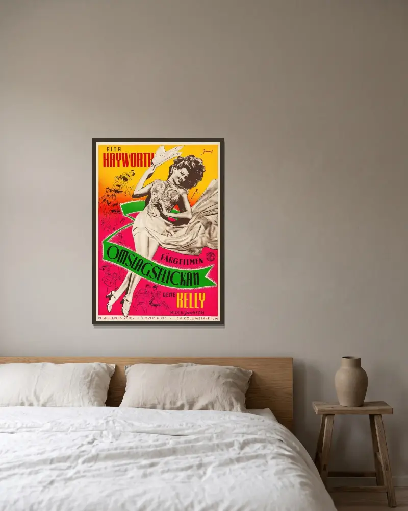 Cover Girl av Eric Rohman inramad på en vägg