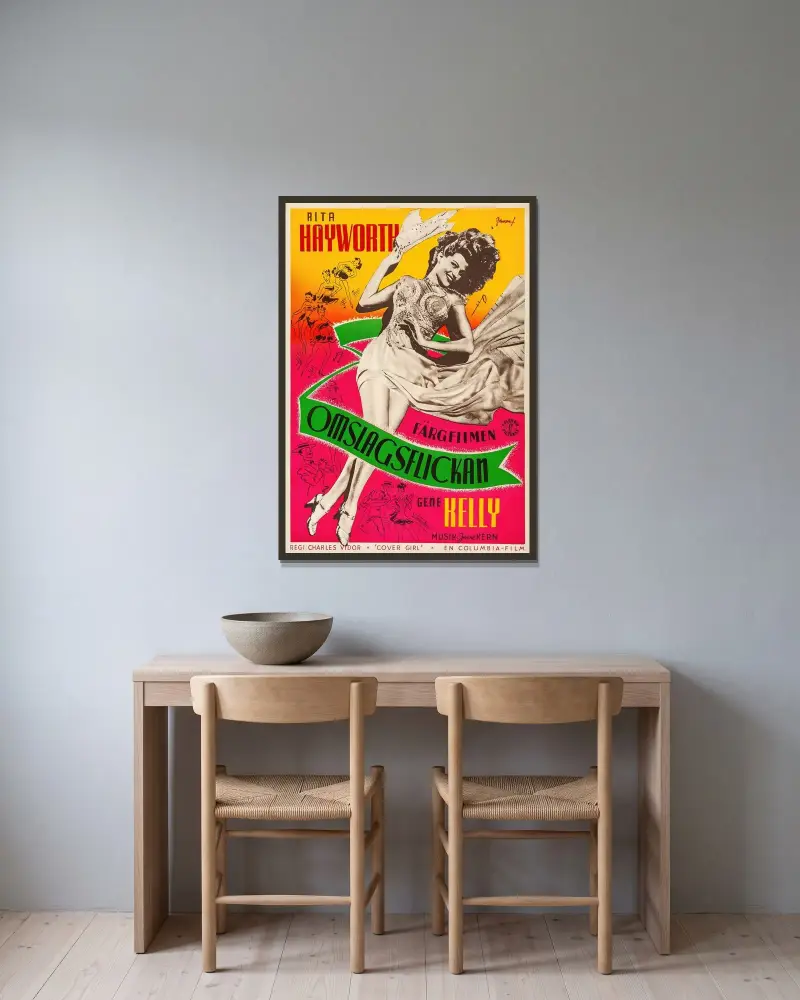 Cover Girl av Eric Rohman inramad på en vägg
