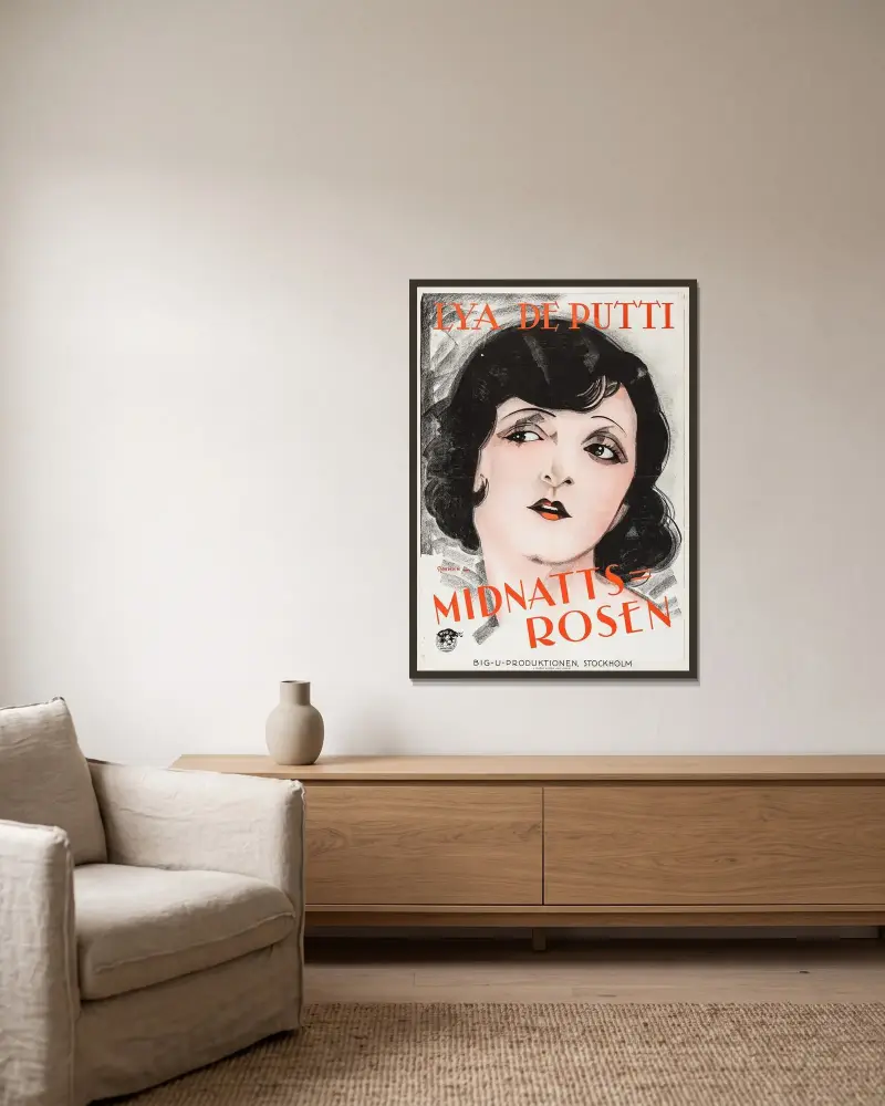Midnight Rose av Eric Rohman inramad på en vägg