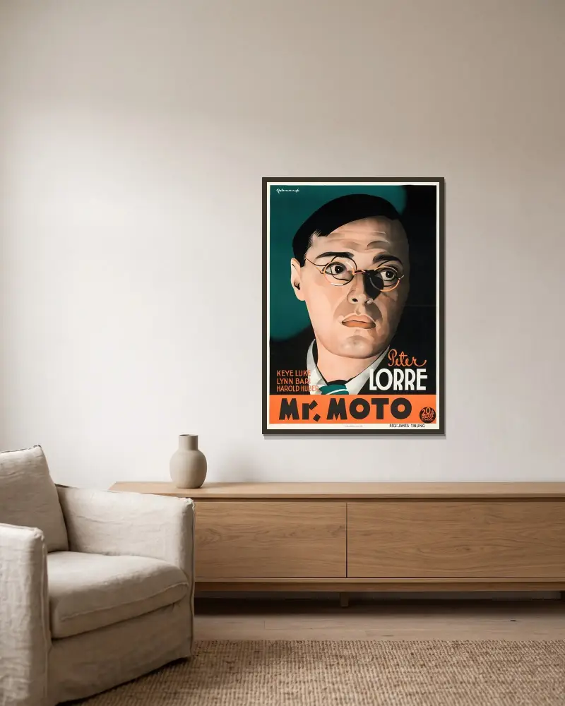 Mr. Moto’s Gamble av Eric Rohman inramad på en vägg