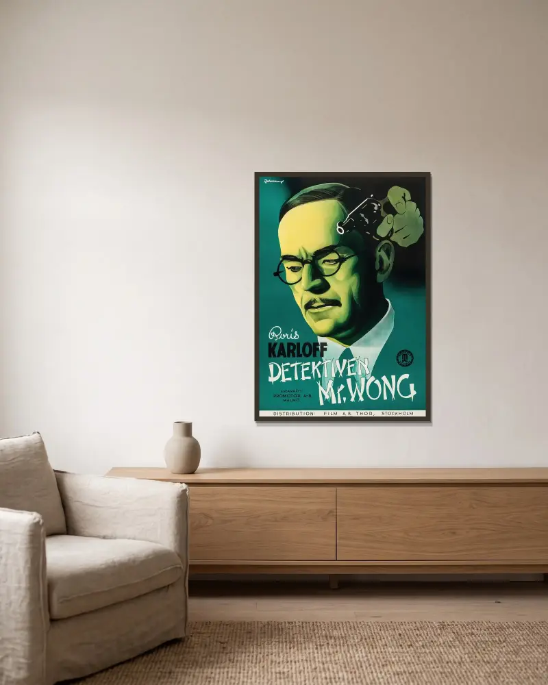 Mr. Wong, Detective av Eric Rohman inramad på en vägg