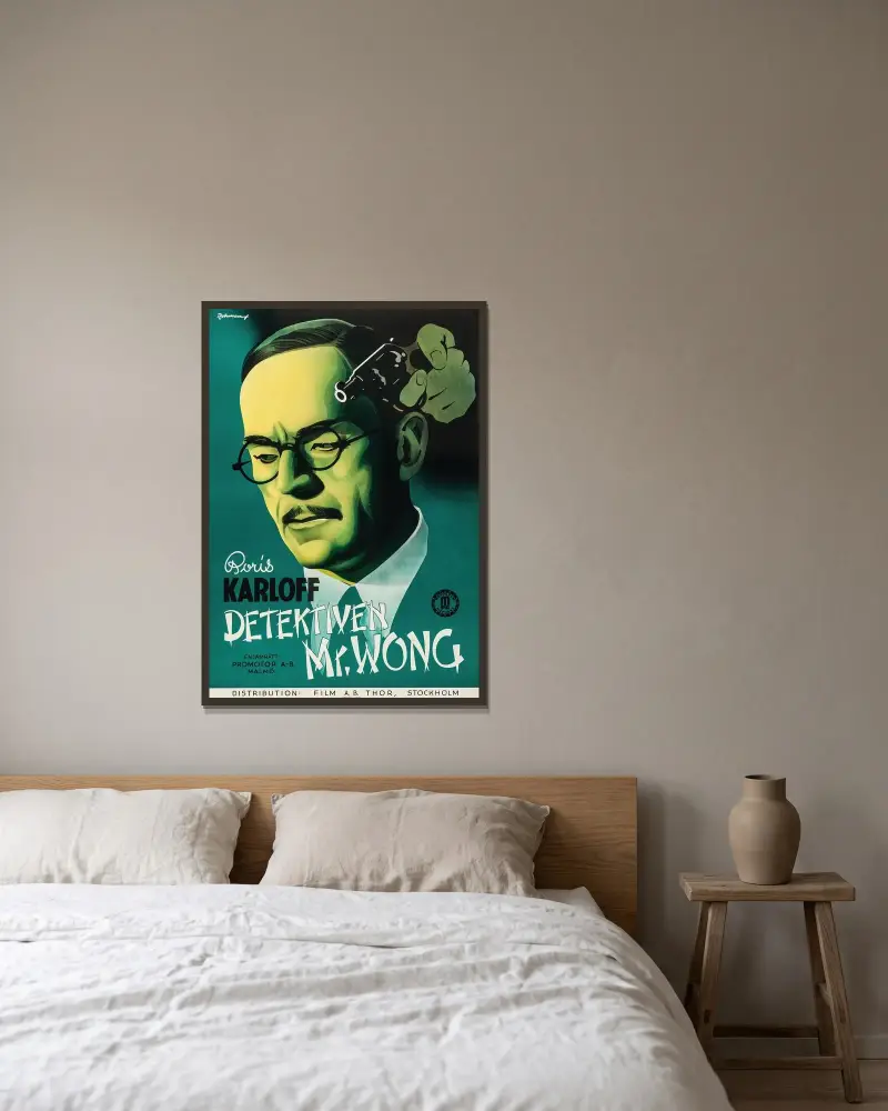 Mr. Wong, Detective av Eric Rohman inramad på en vägg