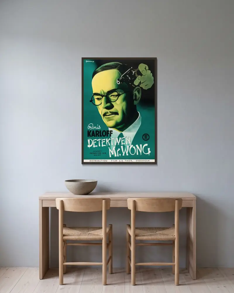 Mr. Wong, Detective av Eric Rohman inramad på en vägg