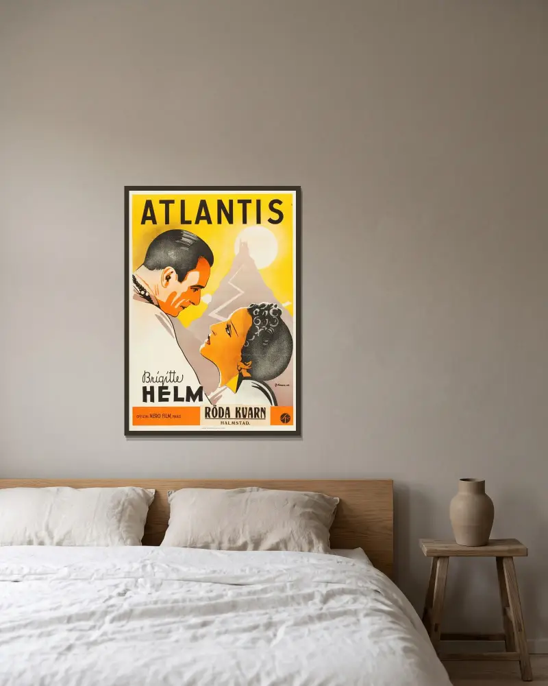 Drottningen av Atlantis av Eric Rohman inramad på en vägg