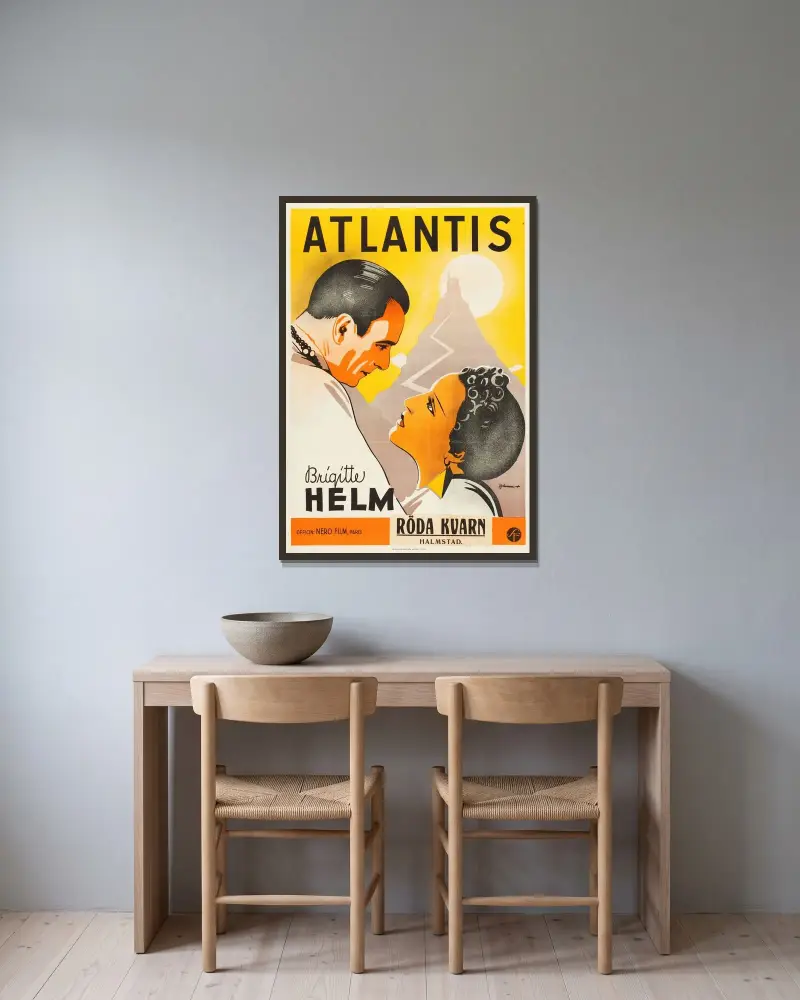 Drottningen av Atlantis av Eric Rohman inramad på en vägg