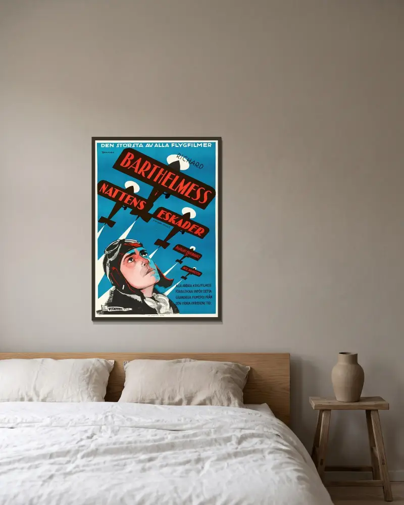 The Dawn Patrol av Eric Rohman inramad på en vägg