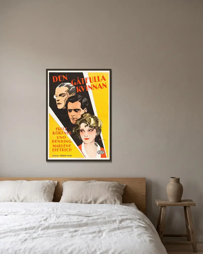 Three Loves av Eric Rohman inramad på en vägg