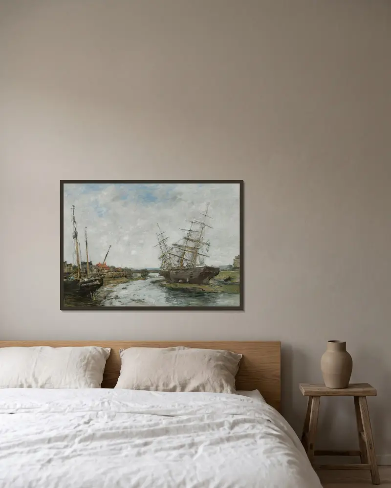 La Touques vid lågvatten av Eugène Boudin inramad på en vägg