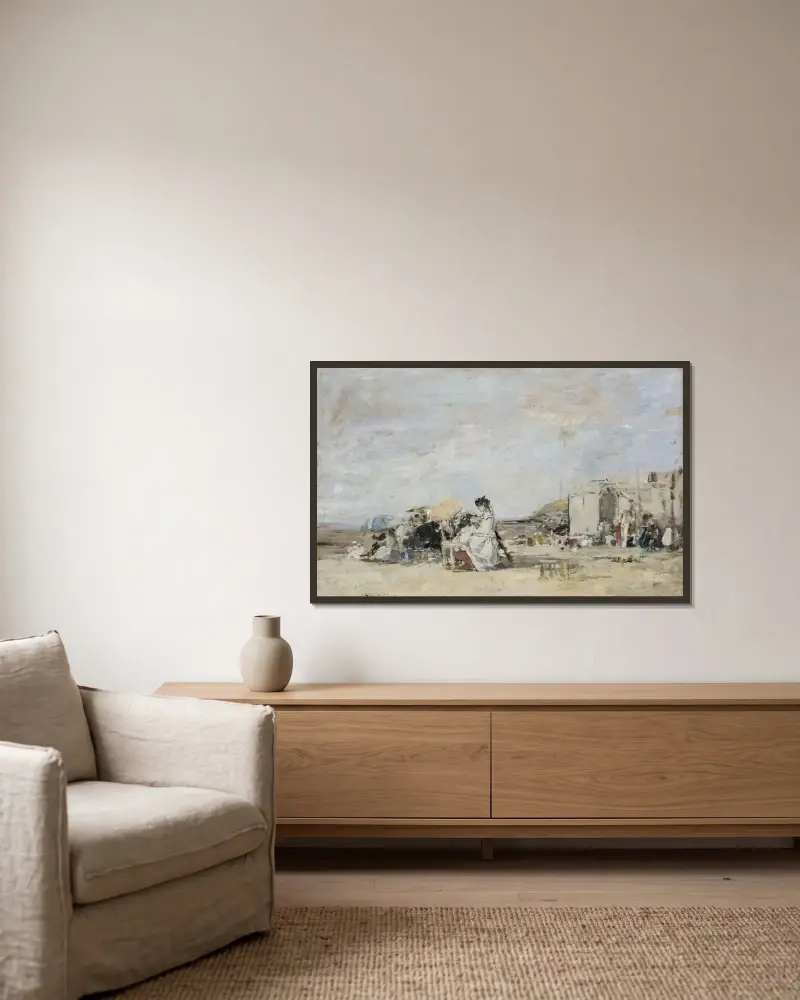 Vitklädd dam på stranden i Trouville av Eugène Boudin inramad på en vägg