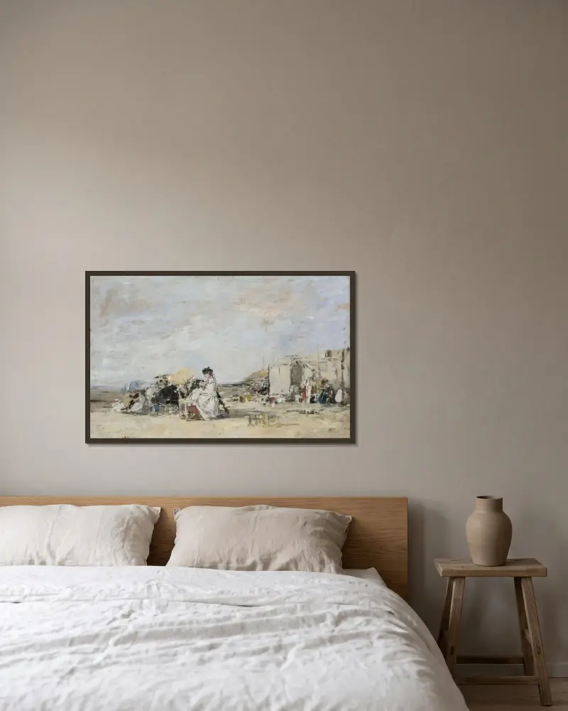 Vitklädd dam på stranden i Trouville av Eugène Boudin inramad på en vägg