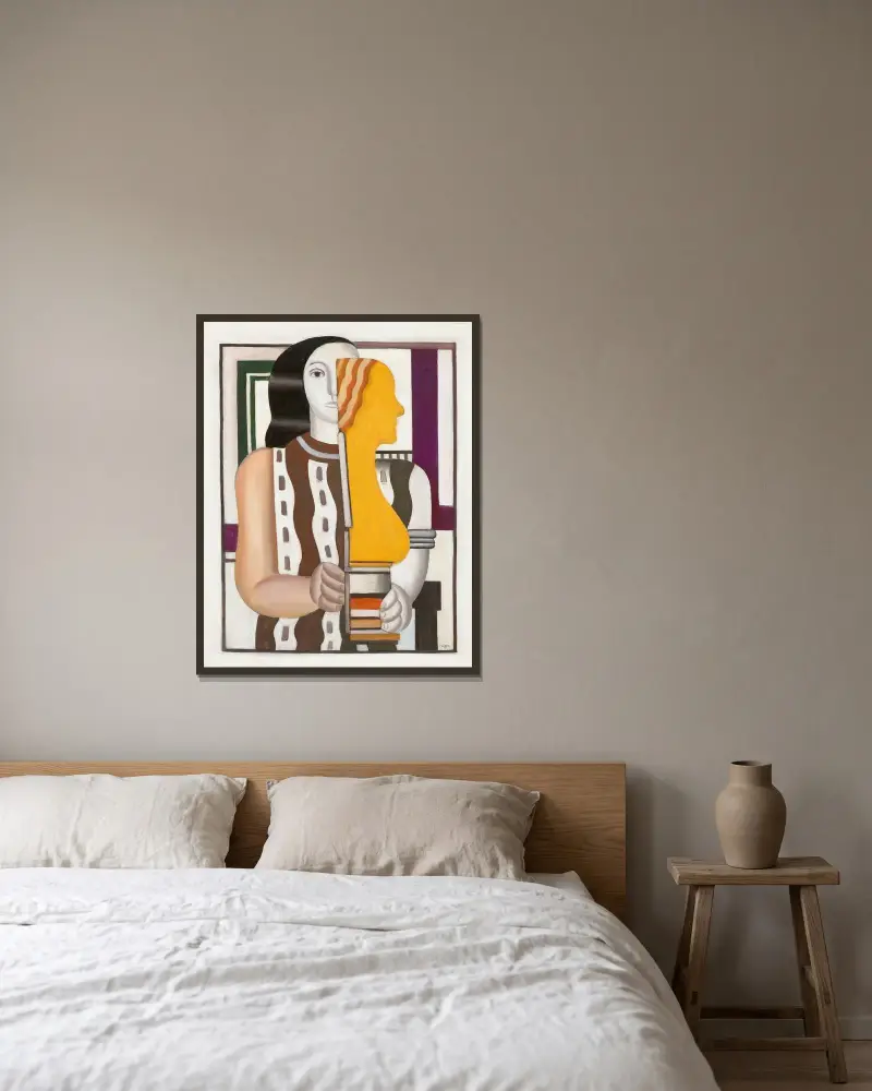 Kvinna med statyett av Fernand Léger inramad på en vägg