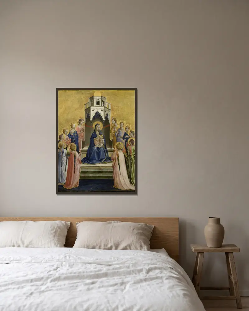 Madonna and Child Enthroned and Twelve Angels av Fra Angelico inramad på en vägg