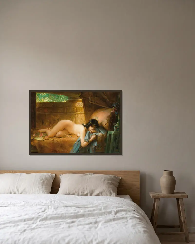 Die legendäre Tunika von Léon François Comerre gerahmt an einer Wand