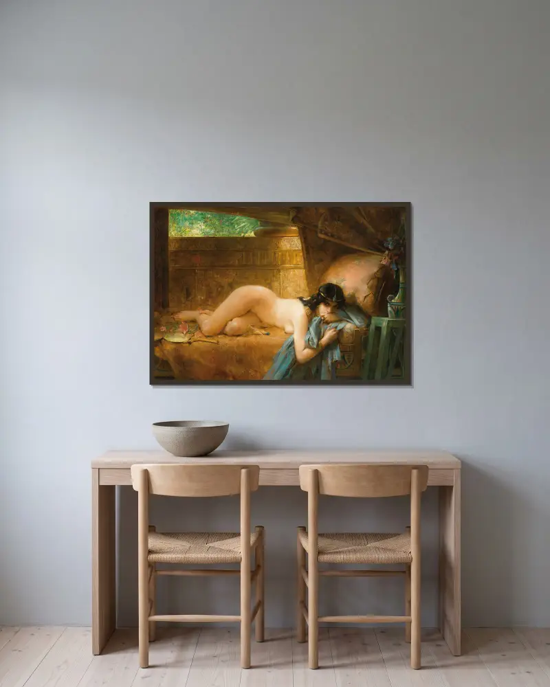 Die legendäre Tunika von Léon François Comerre gerahmt an einer Wand