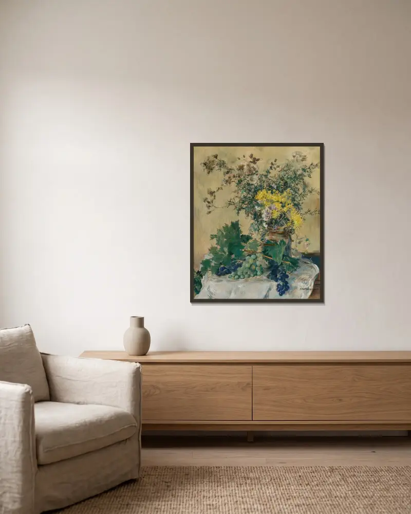 Stilleben med blommor och druvor av Jean François Raffaëlli inramad på en vägg