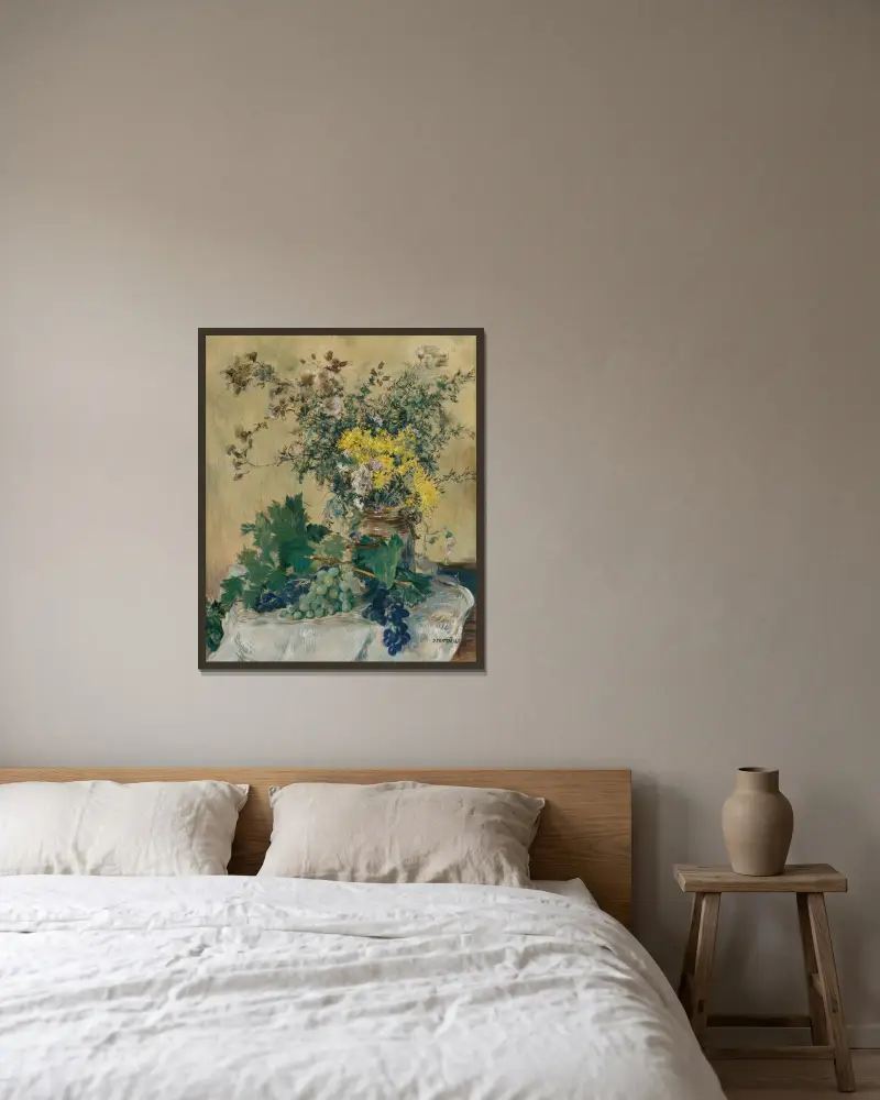 Stilleben med blommor och druvor av Jean François Raffaëlli inramad på en vägg