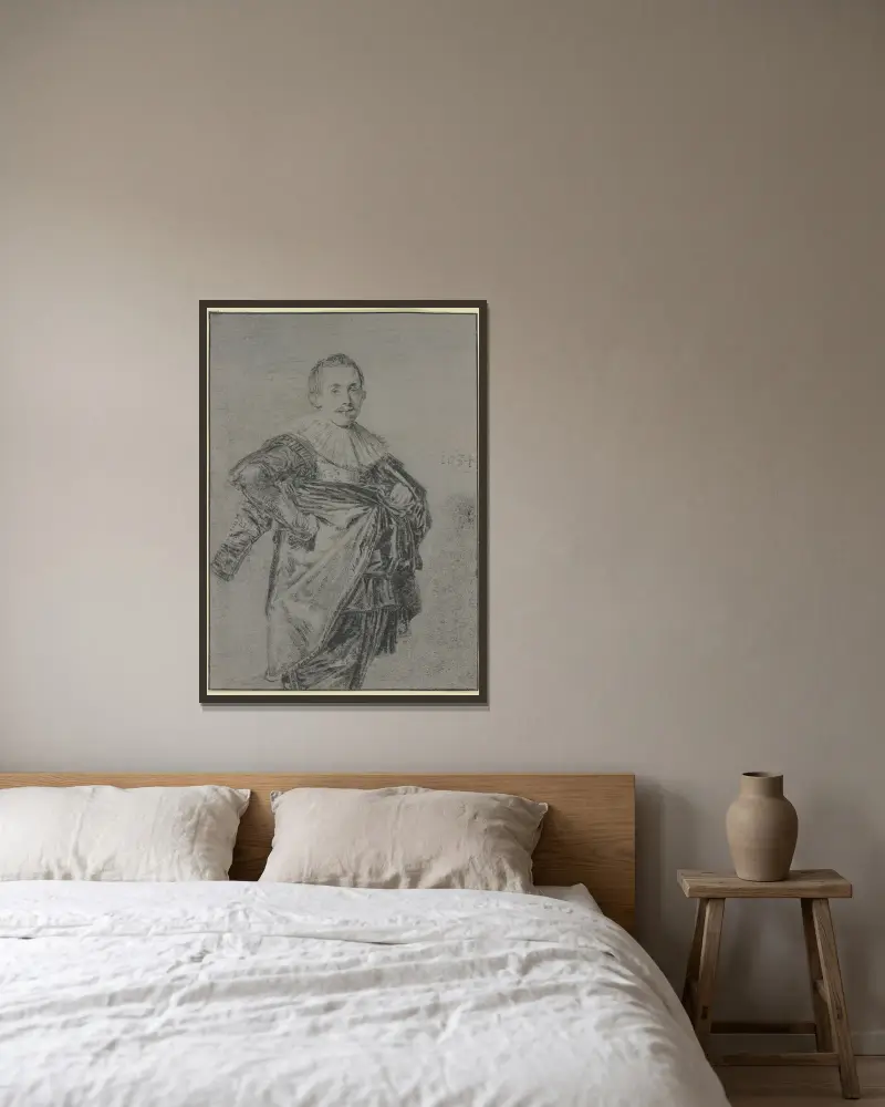 Junger stehender Mann mit Mantel und glatter Halskrause, Kniestück av Frans Hals inramad på en vägg